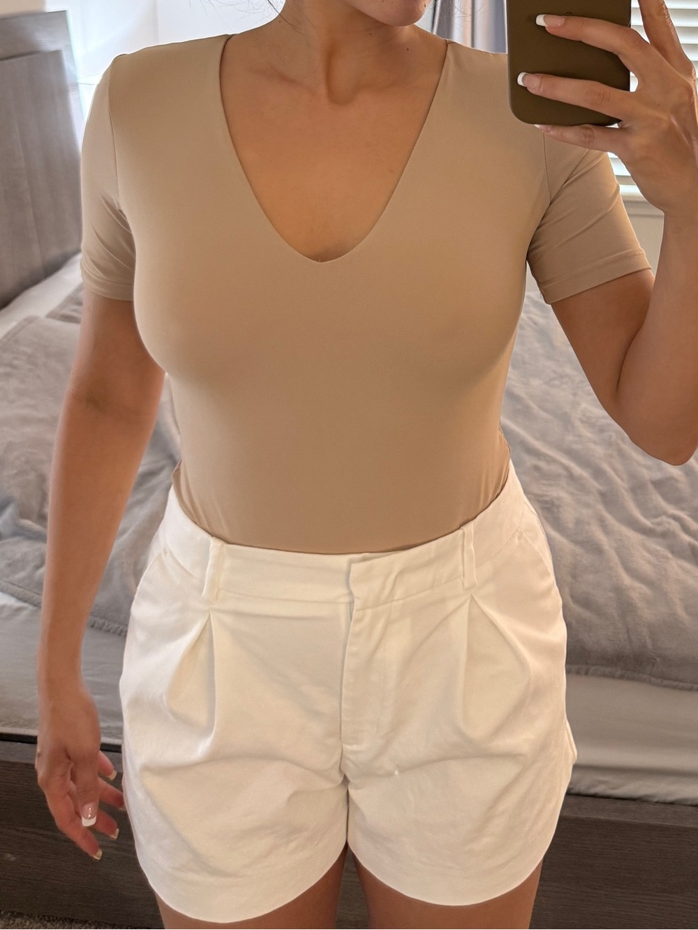 Women’s V-Neck Short Sleeve Bodysuit in Nude Pumiey Size M